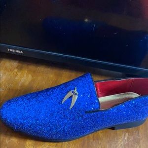 I am selling prom dress shoes